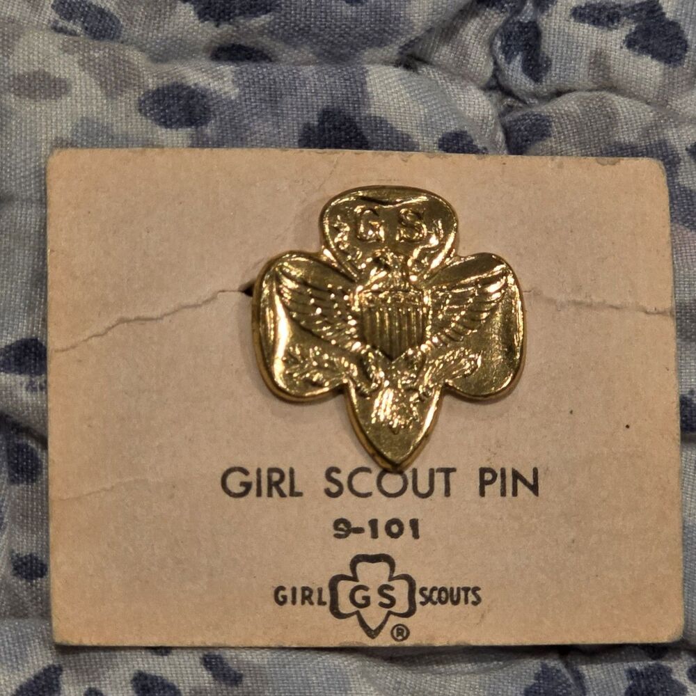 Vintage Girl Scout Pin 9-101 Gold Tone Trefoil Logo on Original Card Mint NOS
